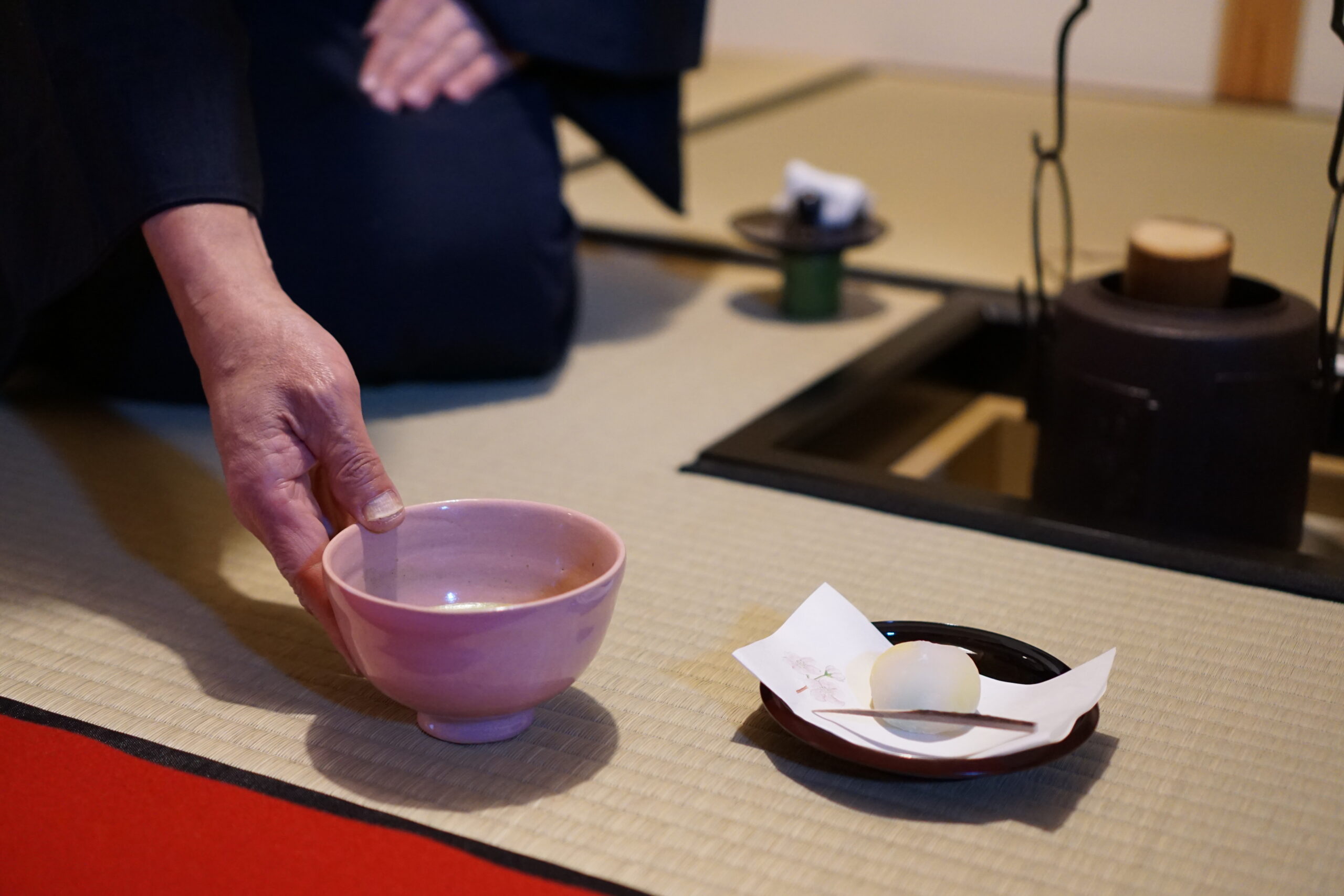 深い茶の味わいと甘いお菓子とともに体感してみてください