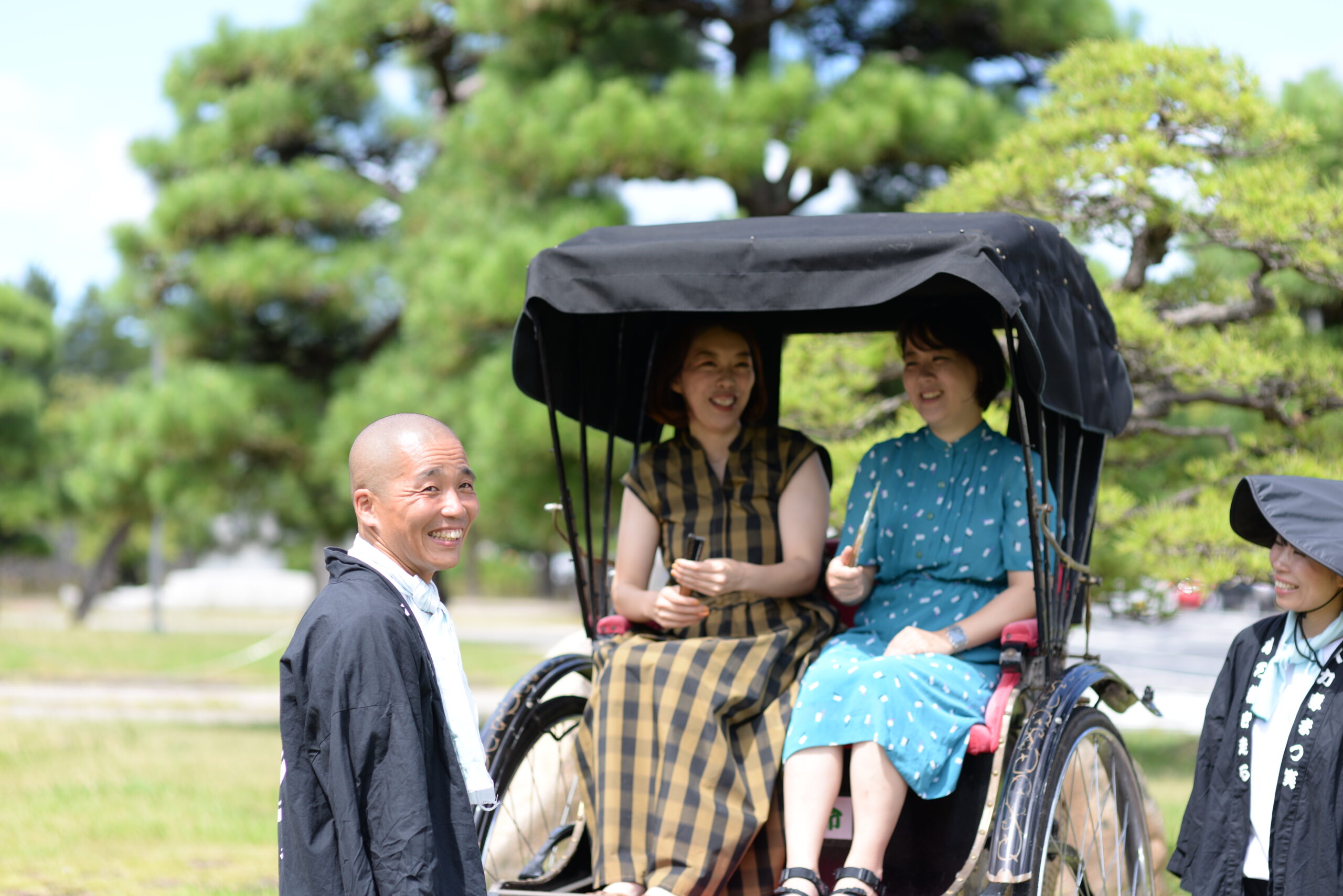 気持ちよくそよぐ風を受けて、城下町を散策！行きたい場所が広がるのが、人力車の魅力