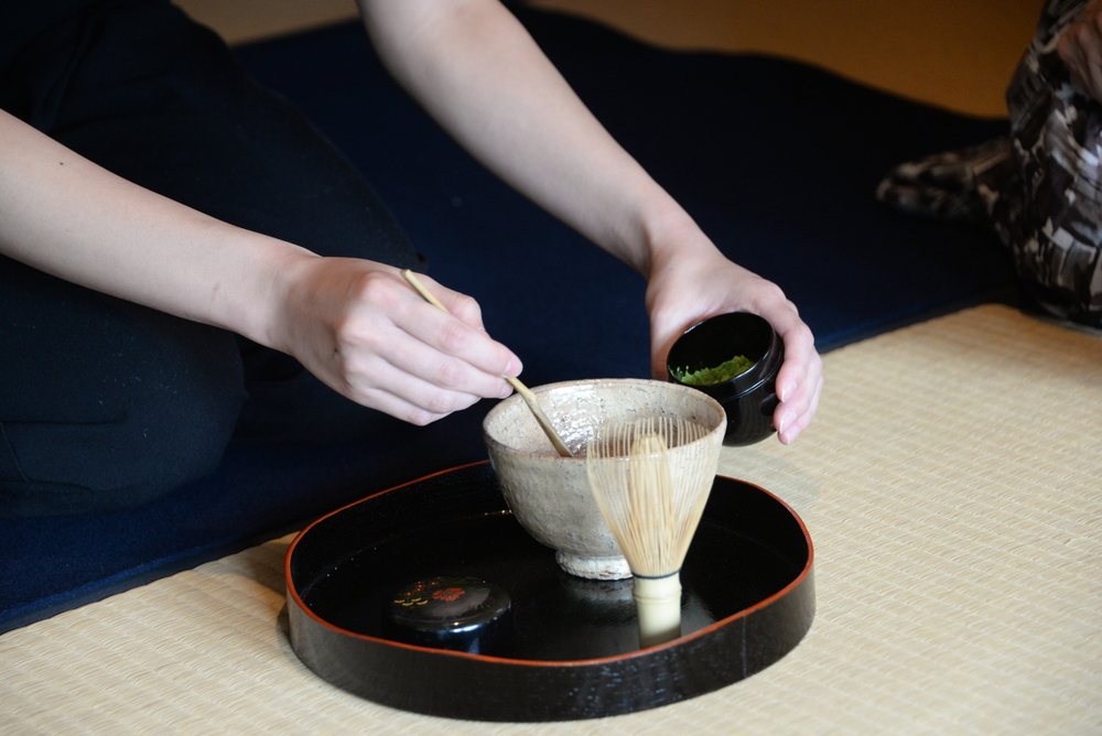てまりづくり体験が終わったら、松江の伝統・不昧流の茶道を体験してみましょう。